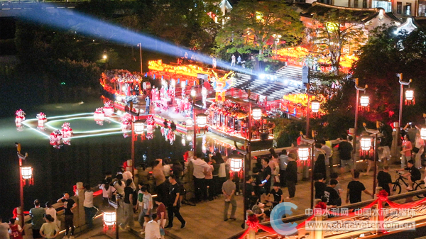 九十九灣特色表演現(xiàn)場(chǎng) 本報(bào)通訊員 黃文慶 攝