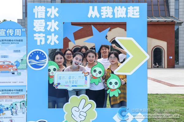 貴陽市民在節(jié)水宣傳牌前拍照打卡 馮仕龍 供圖