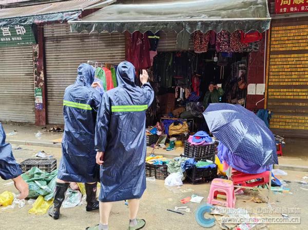 圖3:水務(wù)局黨員干部勸離群眾