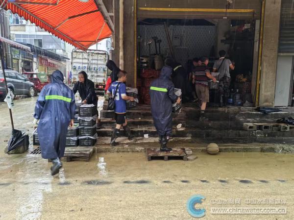 圖2:水務(wù)局黨員干部幫助群眾搬物品