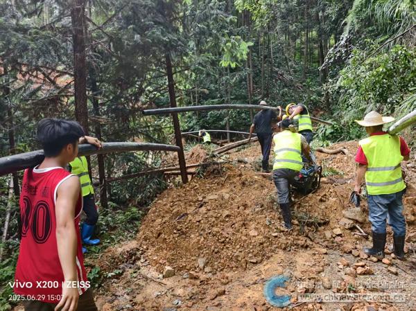 圖4:水務(wù)局黨員干部搶修三江鄉(xiāng)怎冷村供水管網(wǎng)