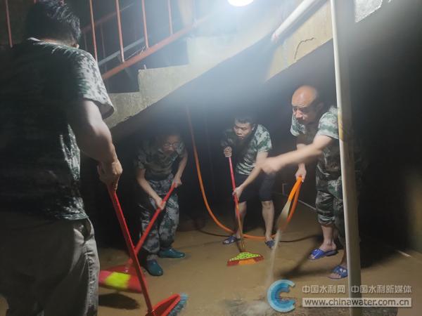 圖1:水務(wù)局黨員干部搶修濱江花園泵房