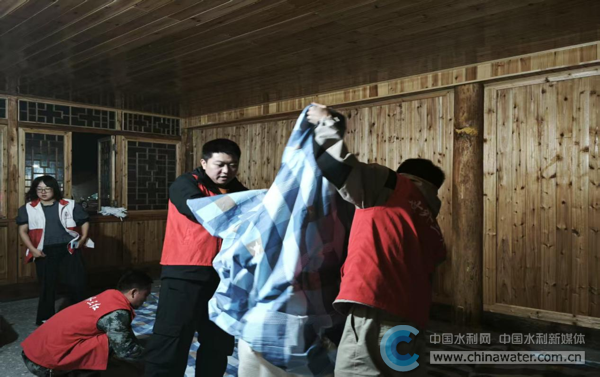 救援隊實施轉移安置