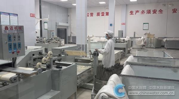 東寨村空心掛面廠的生產(chǎn)車間內(nèi),工人正在作業(yè) 記者 張佳鑫 攝