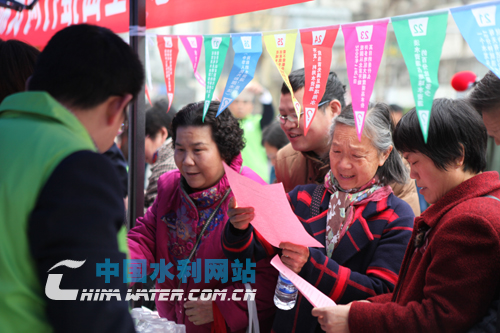 3��22�����Ĵ�ʡˮ���d�ڲ��н����˘�����ǰ�O(sh��)�õ������cλǰ���^��Ⱥ������x�����Y�ϣ��zӰ������ƽ�� ��ؐ.jpg