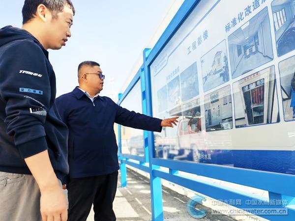 吳國權(quán)(右一)在新疆塔南灌區(qū)管理服務(wù)站查看標(biāo)準(zhǔn)化建設(shè)進(jìn)展